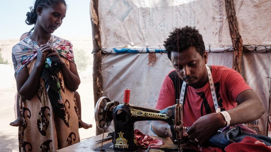 Soudan: un tailleur parmi les réfugiés aide le camp d'Umm Raquba