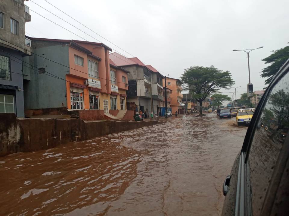 RATOMA/DIXINN : Plusieurs blocs ont été inondés en raison de fortes pluies à Conakry
