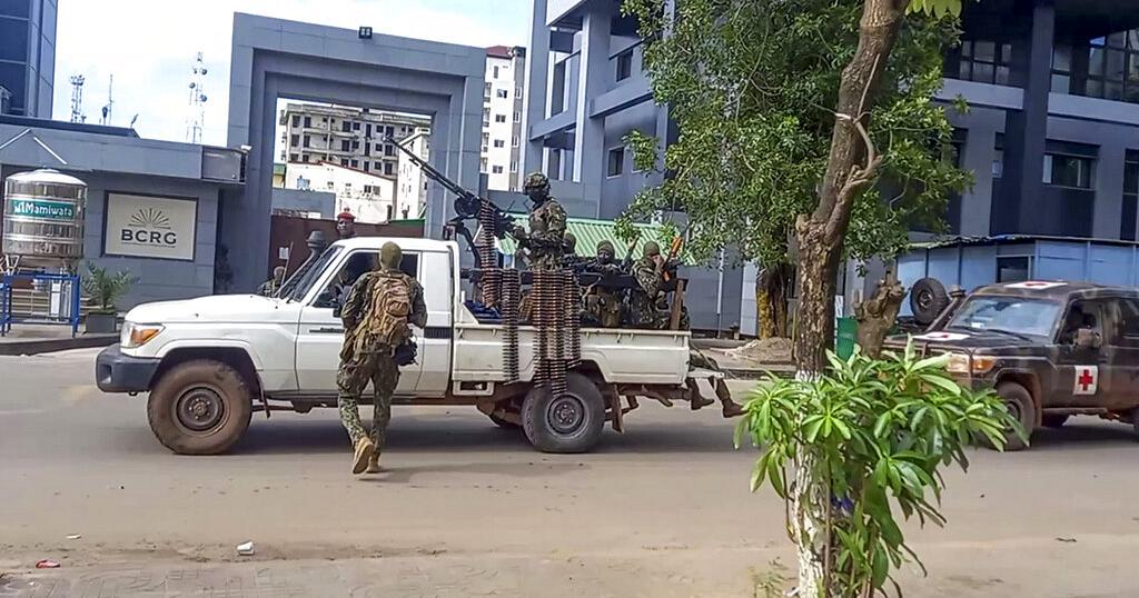 Des soldats patrouillant dans un véhicule près du bureau du président