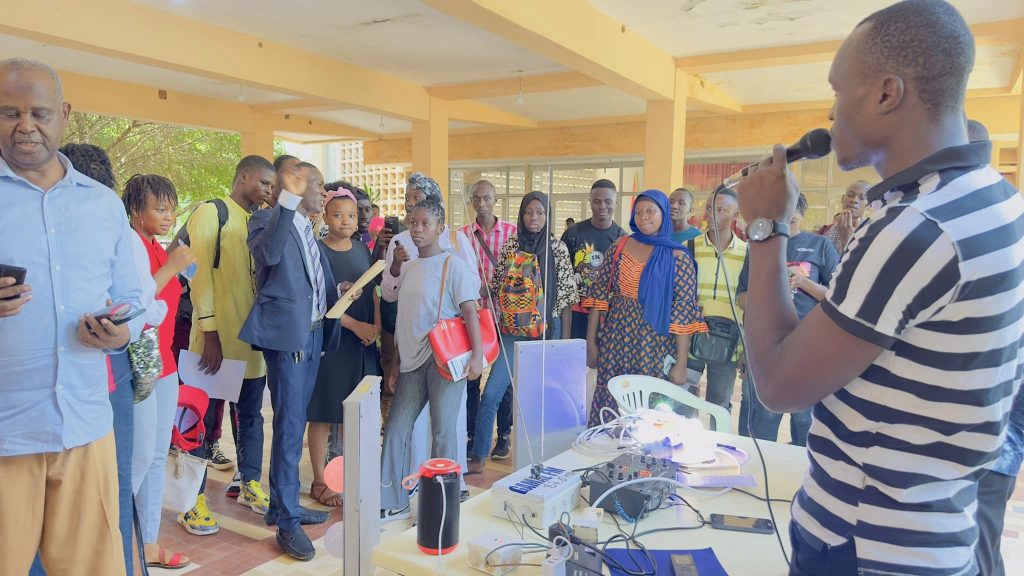 Une radio fabriquée par des étudiants de l'Université Gamal Abdel Nasser de Conakry